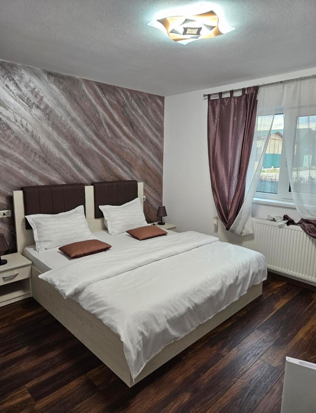 Casa Coco Hotel Curtea De Arges Bagian luar foto